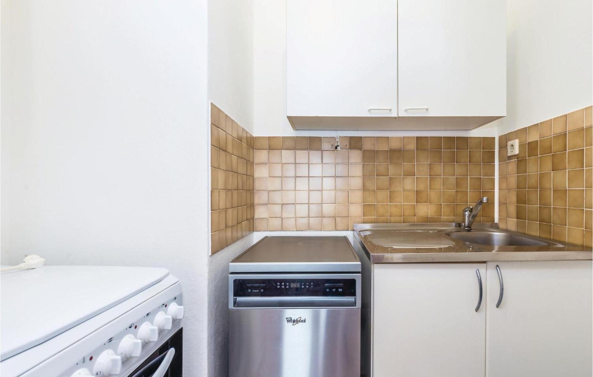 Lovely Apartment In Kampor With Kitchen Exterior foto